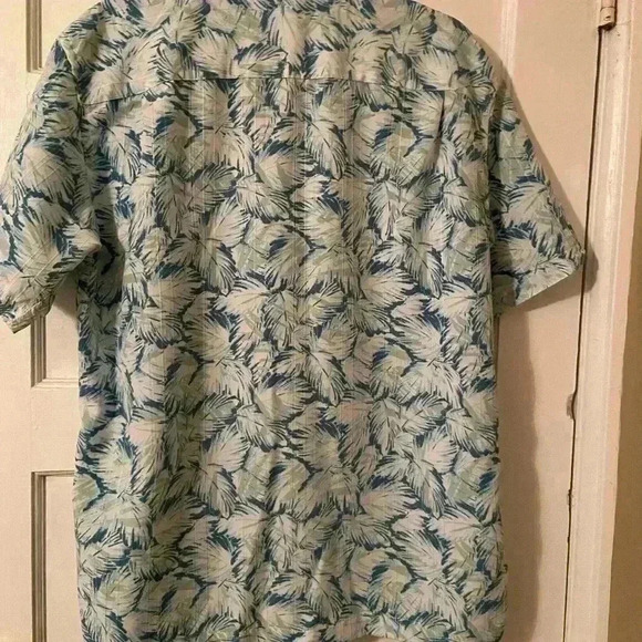 Van Heusen button down short sleeve shirt size large made of polyester. - Picture 3 of 4